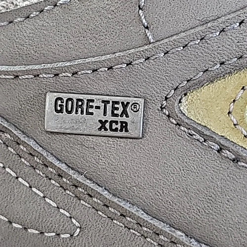 The North‎ Face WOMEN'S ULTRA GORE-TEX® SURROUND MID Light Hiking Shoe Boot 9.5